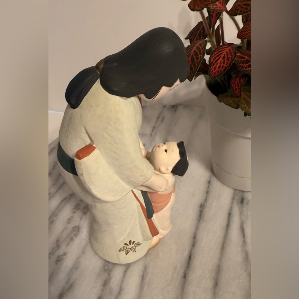 Kamakura Mother and Child Figurine Hamilton Collection #404 Signed Made In Japan